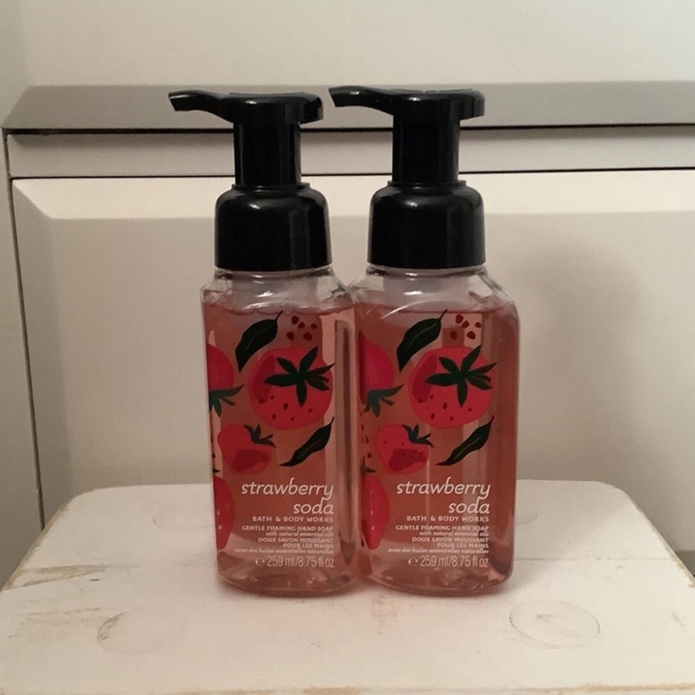 2 x Bath  & Body Works STRAWBERRY SODA Gentle Foaming Hand Soap 8.75 oz NEW